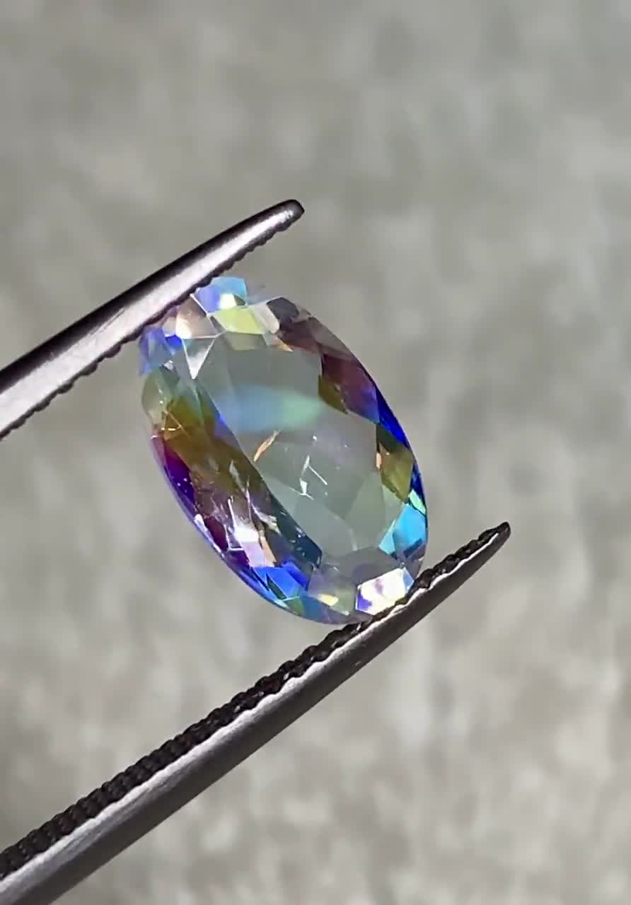 マダガスカル産2.3カラット天然レインボームーンストーン、光沢のある