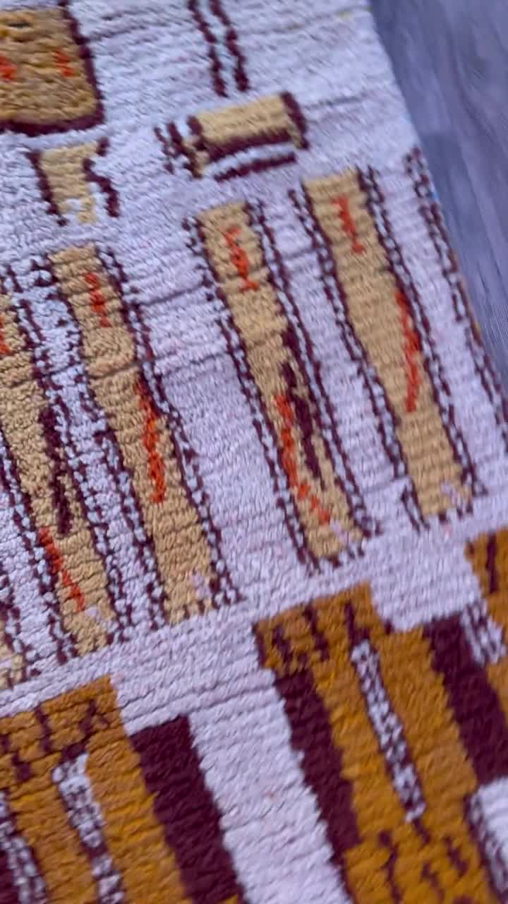 ハンドメイドウールのブジャードラグ：モロッコベルベルシャグ