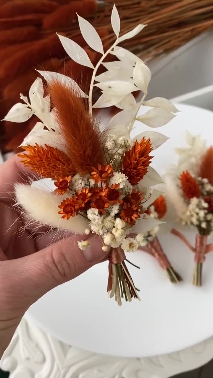 テラコッタのドライフラワーブートニア、ボヘミアンウェディングの花婿