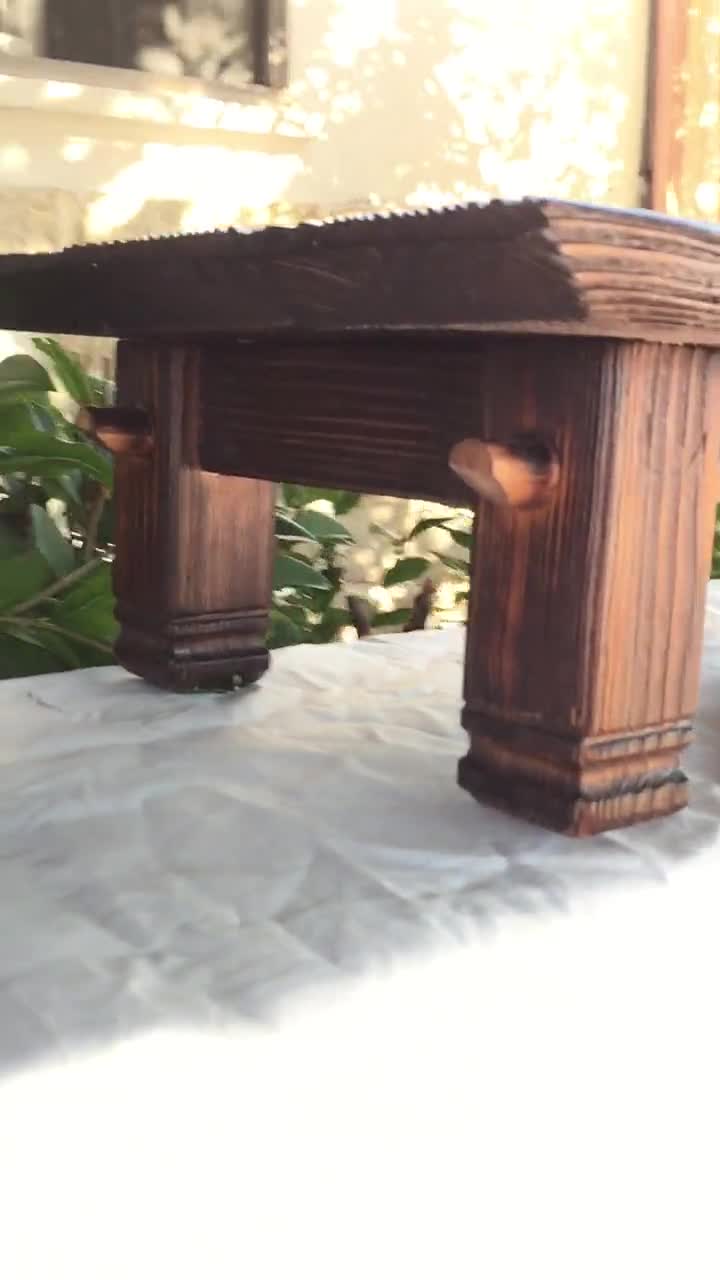 Tavolo in legno bonsai, realizzato a mano con legno riciclato. Espositore  per bonsai. Piedistallo in legno di pino e quercia. Panca in legno da  interno. -  Italia