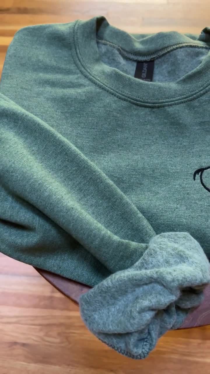 Sudadera con cara de Grinch bordada: suéter con cara de Grinch, suéter navideño divertido de Grinch, camiseta navideña con cara de Grinch bordada y linda. video poster