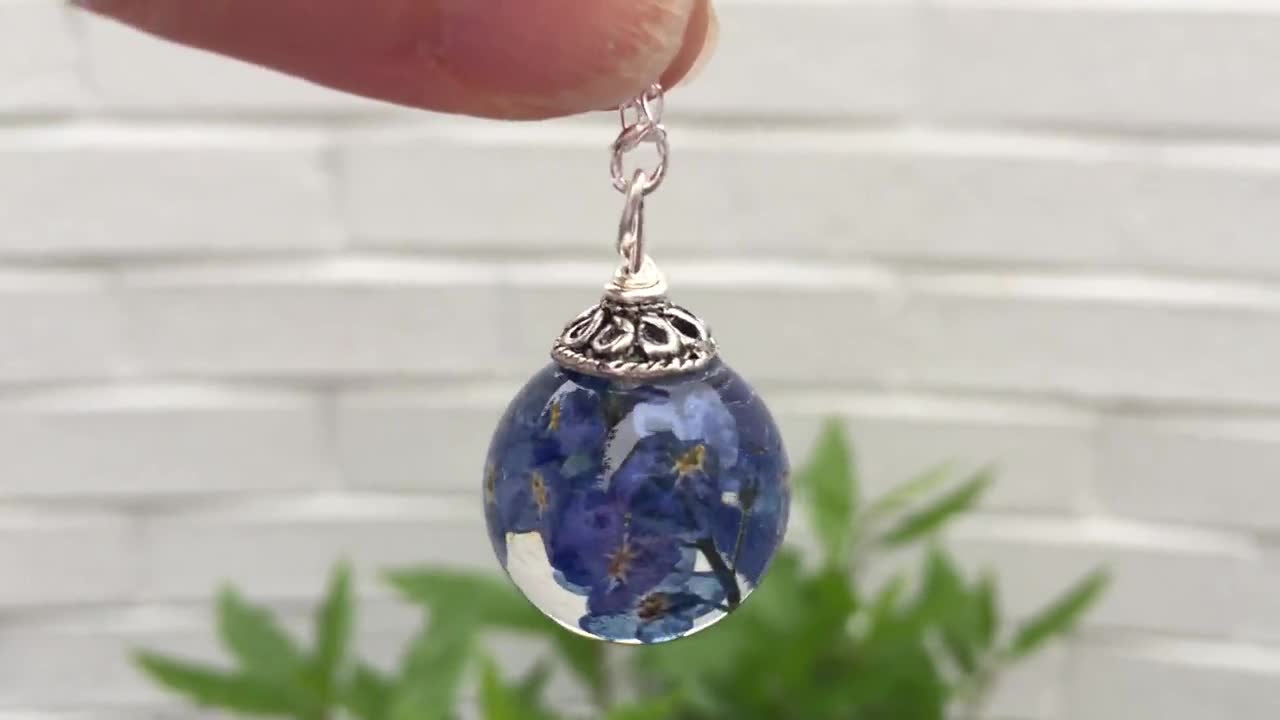 本物の忘れな草の花の樹脂製球形ネックレス、スターリングシルバー
