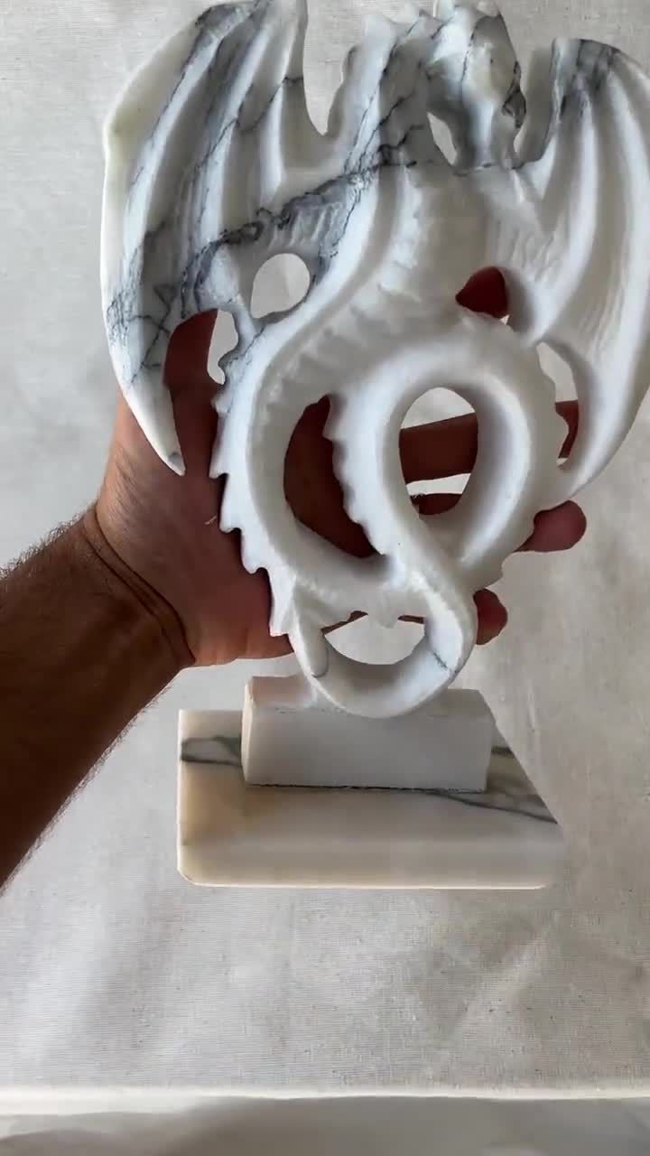 手彫りのライラック色の大理石製ドラゴン像：神話的なデスク装飾