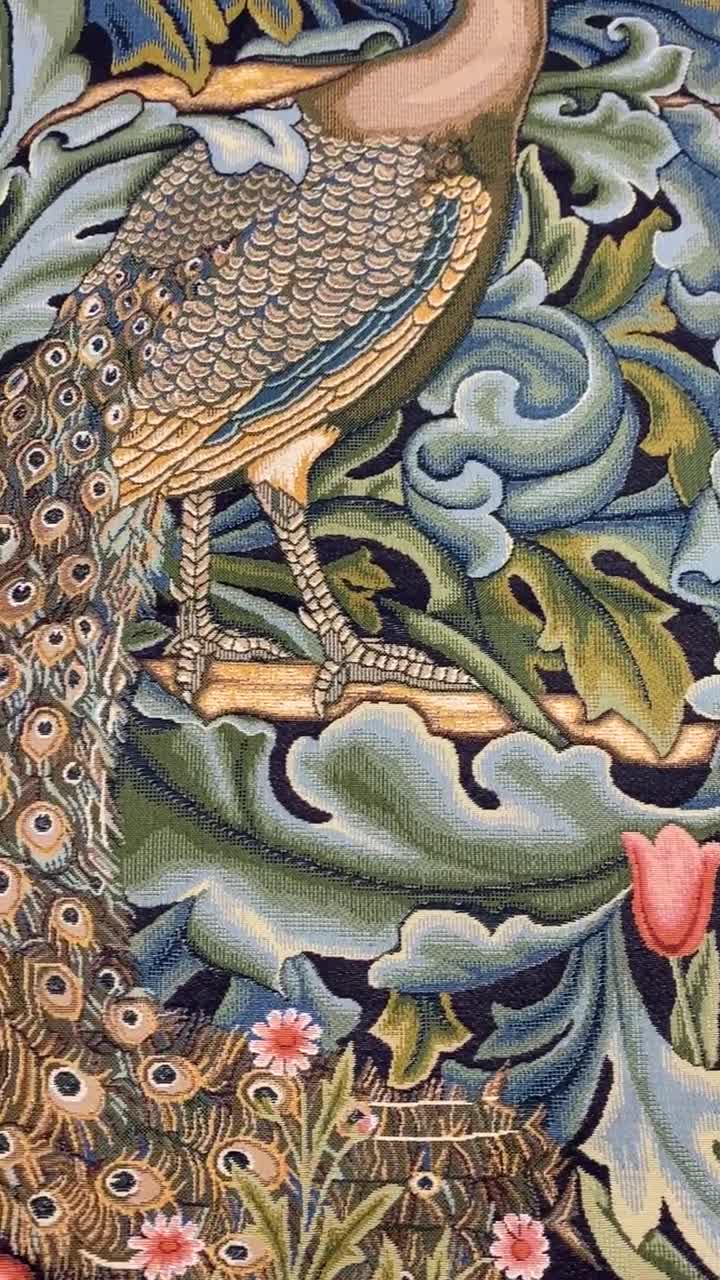 ウィリアム・モリス 孔雀のタペストリー：ジャカード織りの森のアート