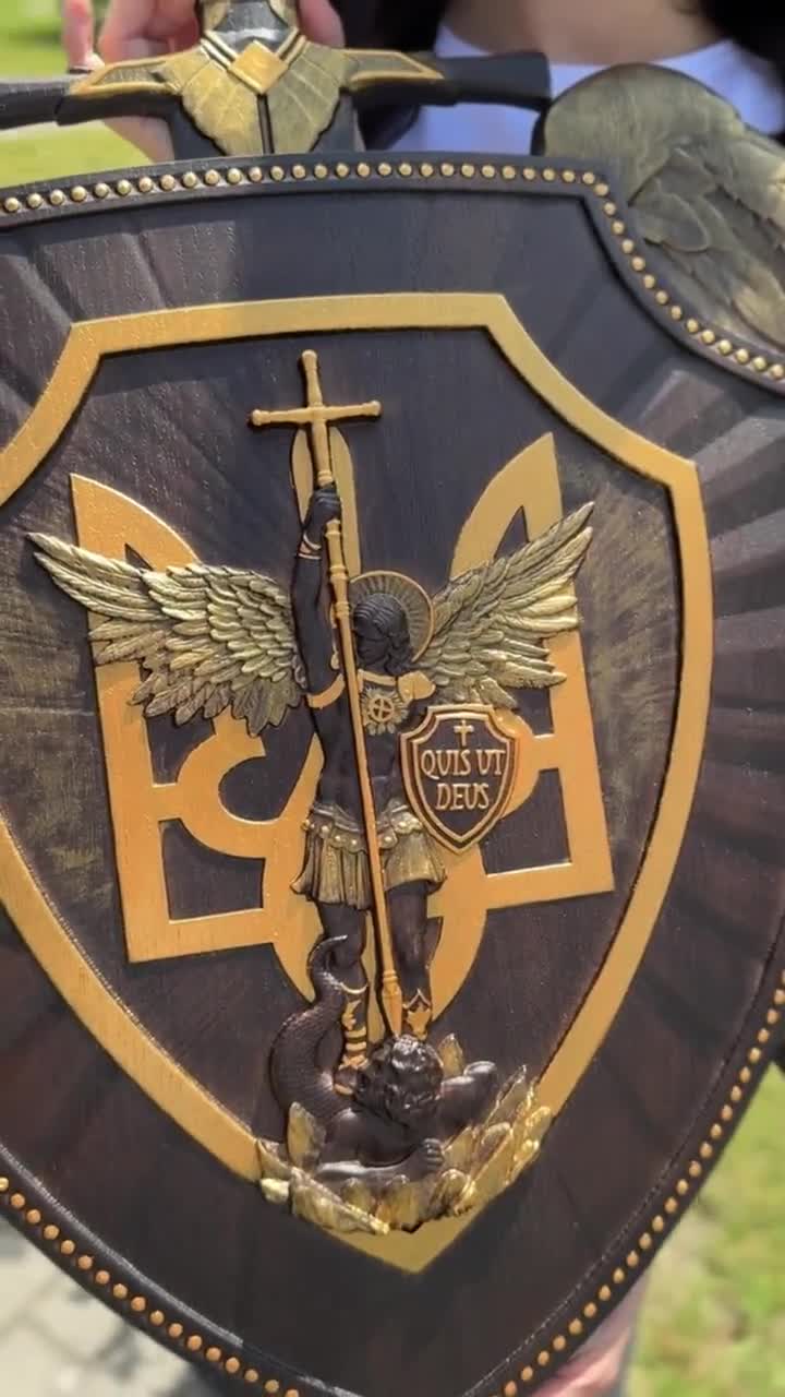 彫刻された木製の聖ミカエル大天使戦士 - すべてを持っている男性への