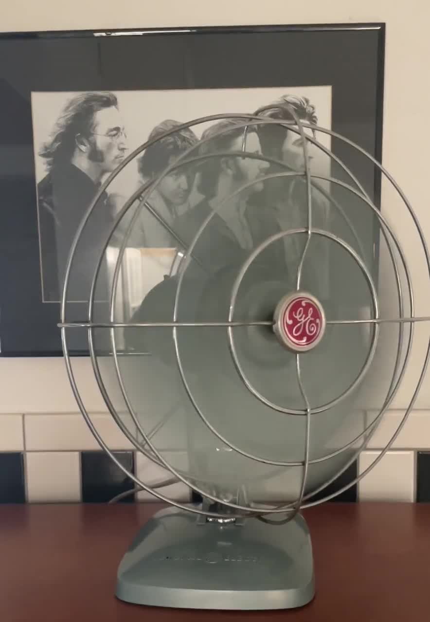 Fan VINTAGE GE GENERAL offers ELECTRIC OSCILLATING TWO SPEED TABLE FAN 12