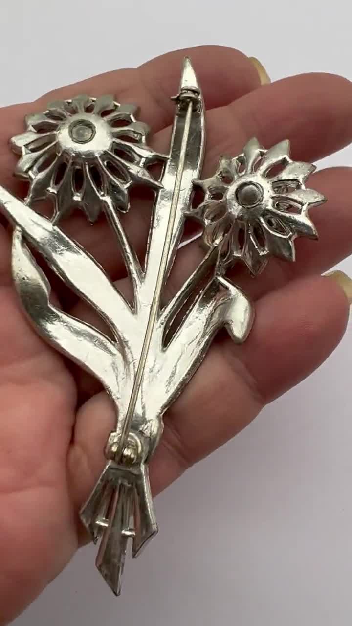 40 年代のエナメル加工、署名なしの CORO ダブル フラワー ブローチ