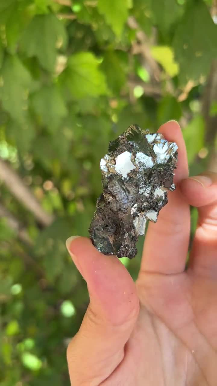 ブラジル産ヘマタイト上のゴールデンルチル、最小ミニチュアサイズ 2