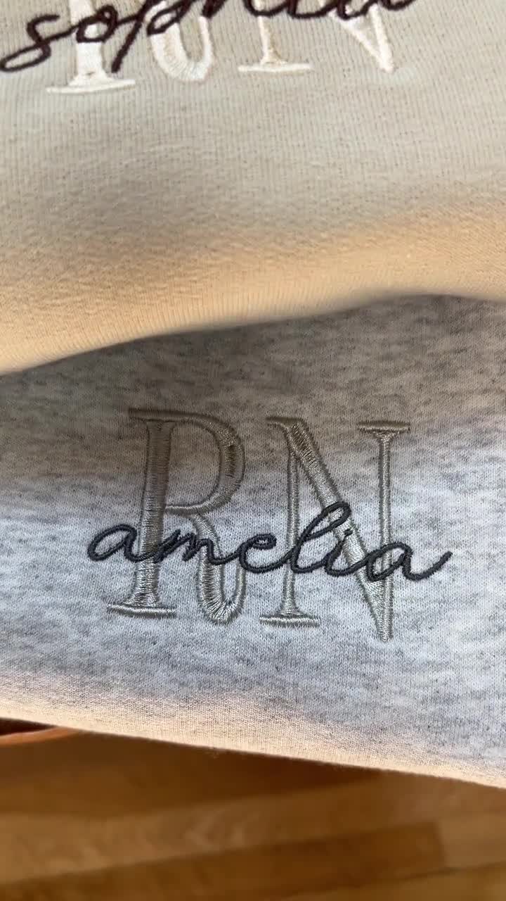Sudadera con credenciales médicas bordadas: jersey de enfermera con nombre personalizado video poster