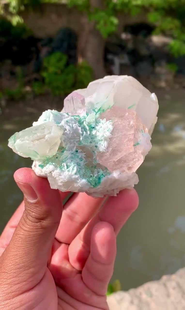 希少なモルガナイト、ピンククンツァイト、グリーントルマリン入り