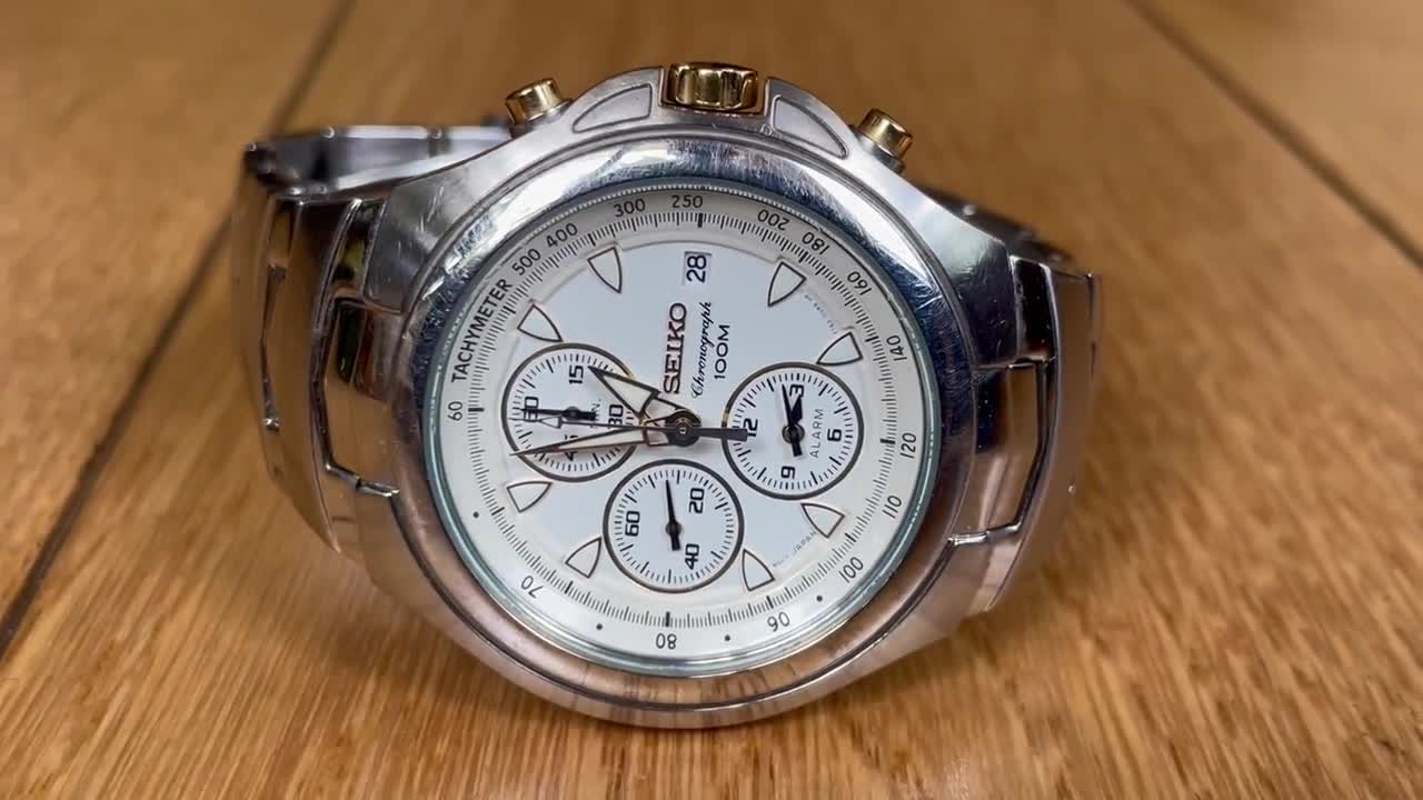 Vintage Classic Japan Quartz Men's Wristwatch Seiko Chronograph