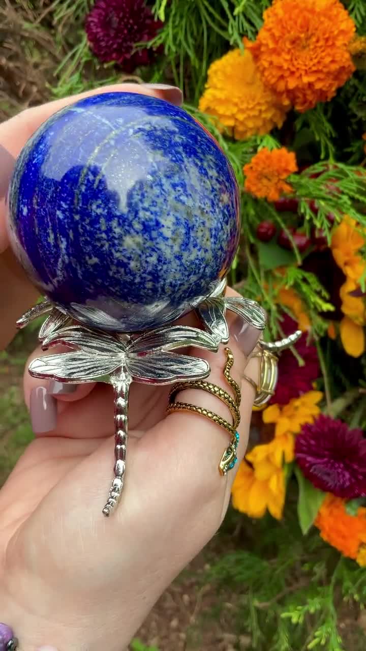 ラピスラズリ水晶玉：トンボのスタンド付き、磨き上げられた深い青色の