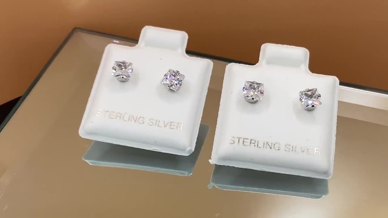 Orecchini Quadrati In Argento Sterling Con Zirconi Cubici, 4 Mm. Fatti A Mano Nel Regno Unito, Con Chiusura Andralok. In Confezione Regalo. Eleganza Pura, Brillanti E Senza Tempo Per Una Persona Speciale.