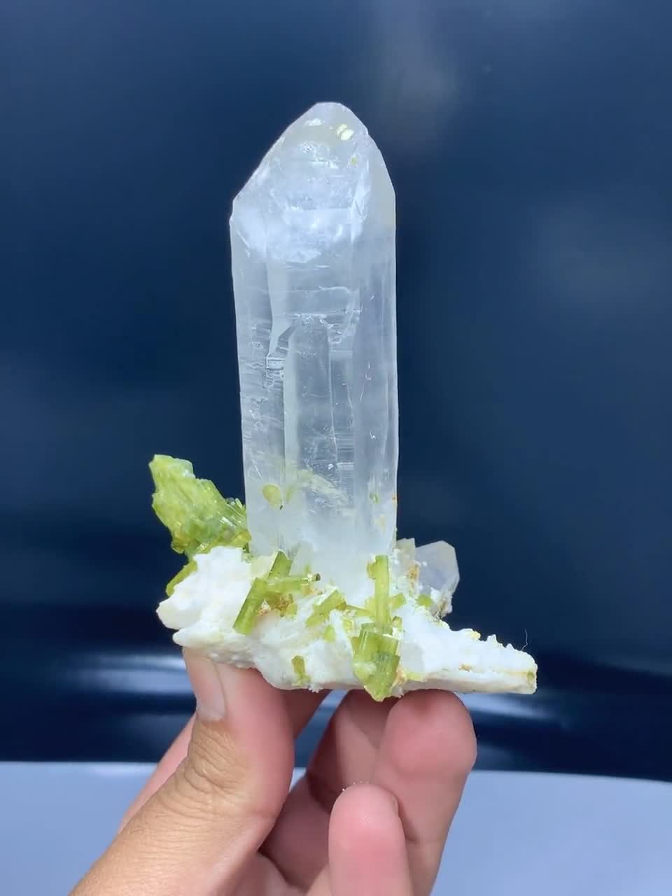 パキスタンのシガール産、クォーツ入りグリーントルマリンクラスター