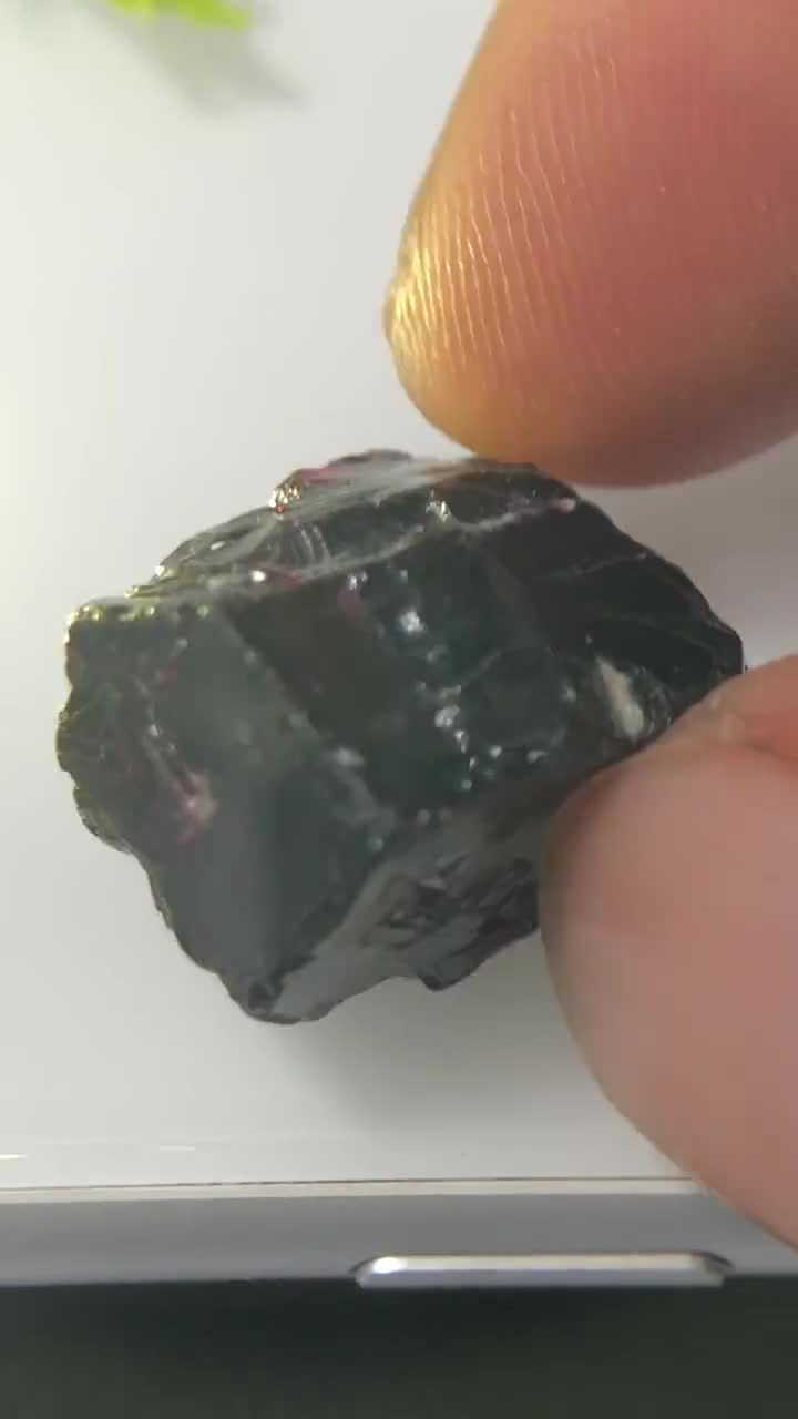 天然レッドガーネット原石、カットされていない結晶（28.5カラット