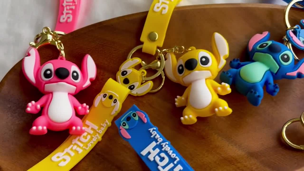 LLavero de Stitch de Anime de Disney para niños, llaveros de Pvc de Lilo &  Stitch, juguetes de modelo de coche de Stitch, regalos para niños, venta al  por mayor - AliExpress