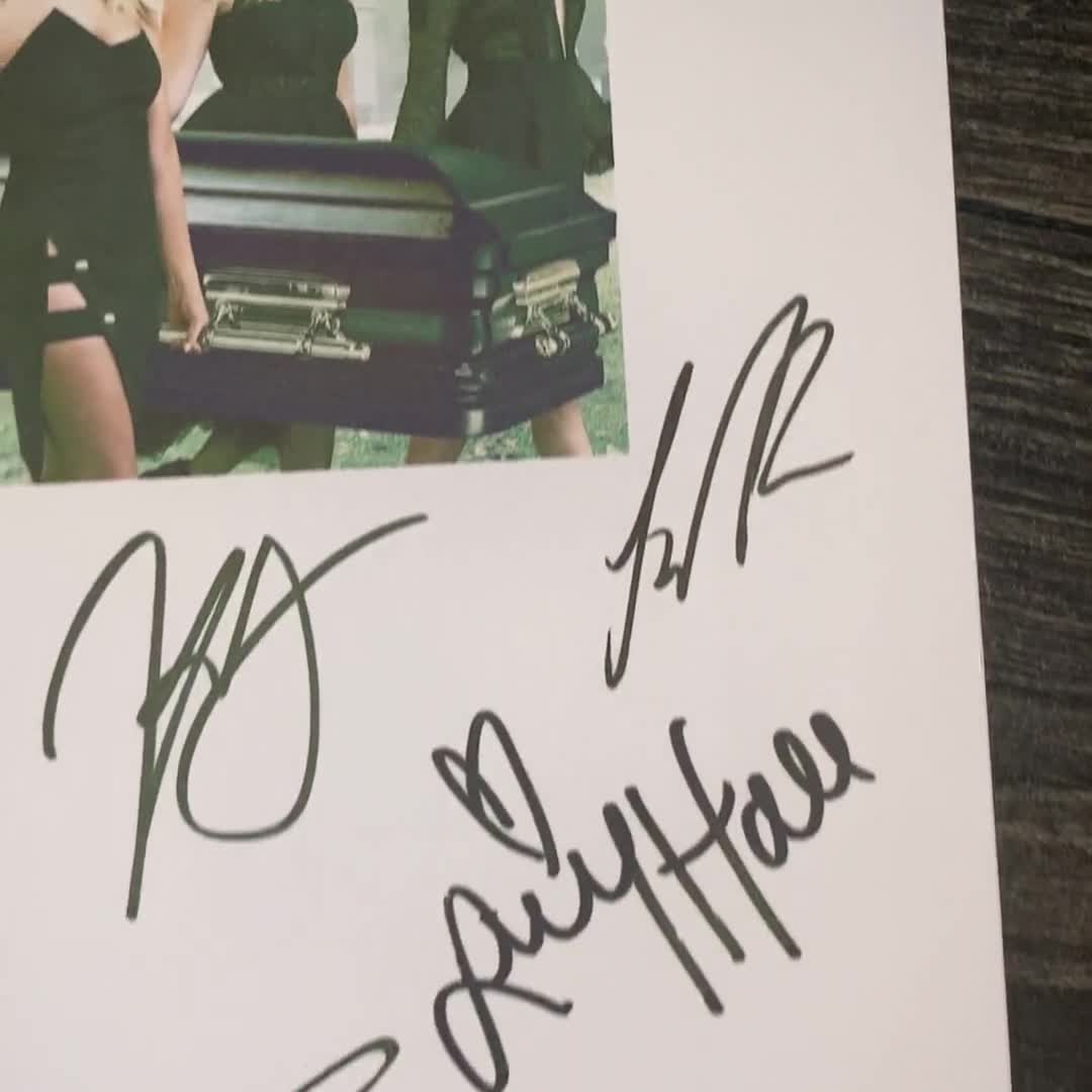 Transcripción/guión/reimpresión autografiada del episodio piloto de Pretty Little Liars video poster