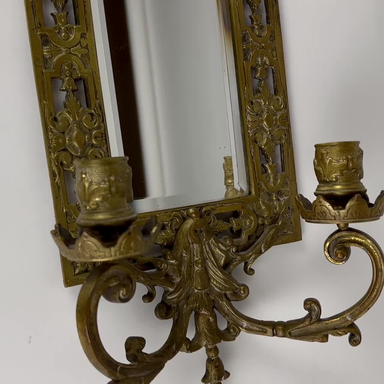 Specchio da parete antico vittoriano con due candelieri, Francia 1910 / Specchio  da parete antico con cornice in bronzo / Specchio smussato con due  candelieri -  Italia