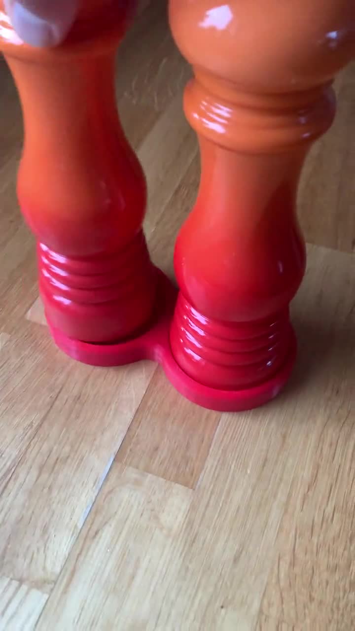 ル・クルーゼ ソルト＆ペッパーミルスタンド：手作りのキッチン