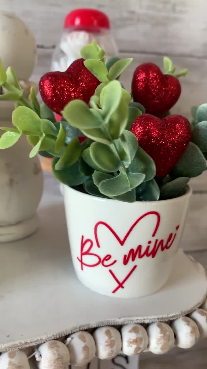 Mini composizione floreale a più livelli per San Valentino, decorazione a più livelli, mini vasi, verde a più livelli, decorazione a più livelli per San Valentino, rose - Italia