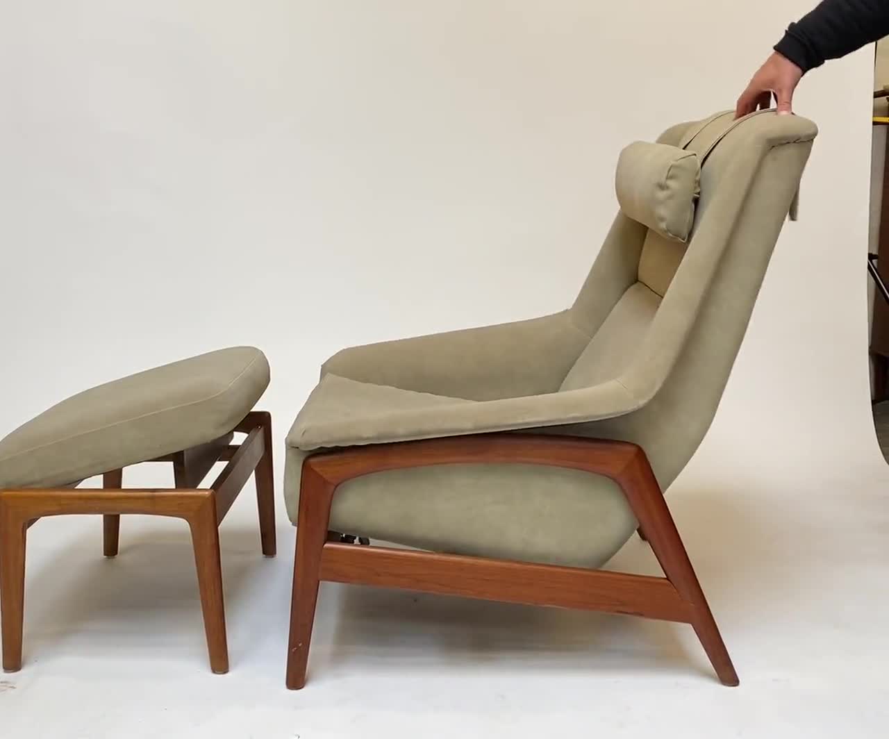 DUX Lounge Chair & Ottoman