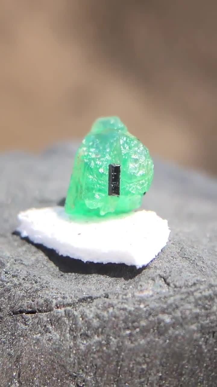6 x 6 mm 天然グリーンエメラルド結晶、1.35カラットのエメラルド原石