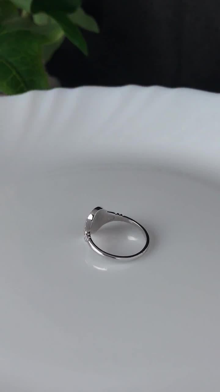 Anel gótico vintage personalizado, anel de sinete oval personalizado, joias góticas delicadas, presente personalizado, anel com letra personalizada, presente para mãe video poster