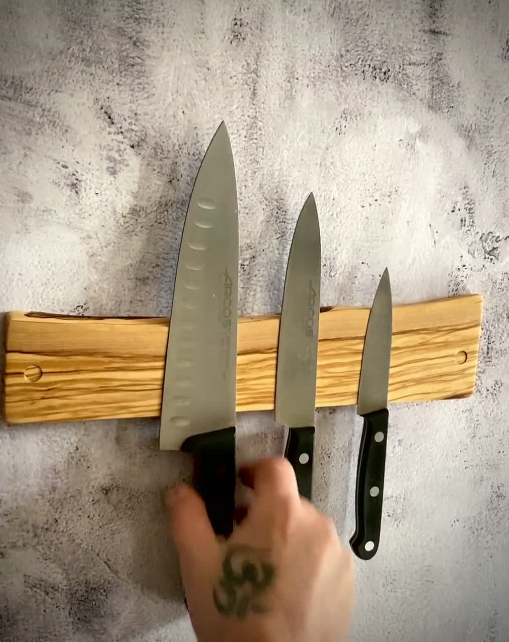 Porte-couteau magnétique Live Edge en bois d'olivier. Support à