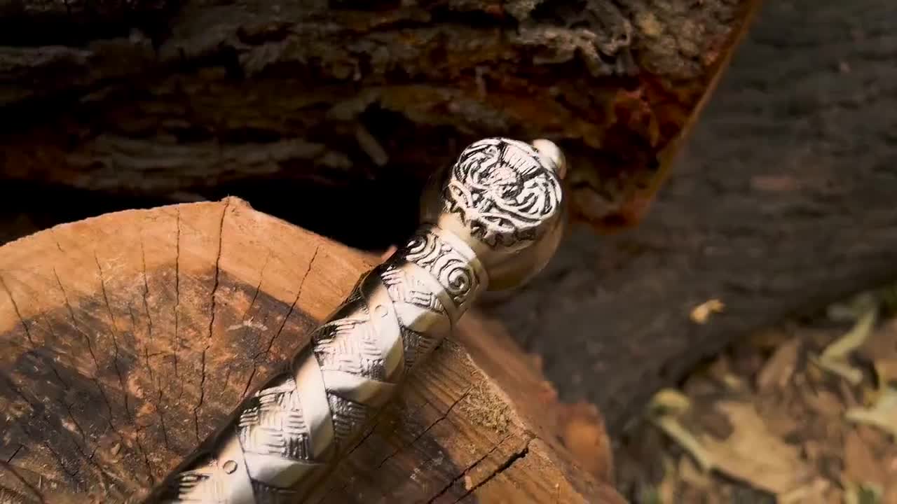 ハンドメイドのスコットランド製クレイモア剣、革製の鞘が付いた黒い