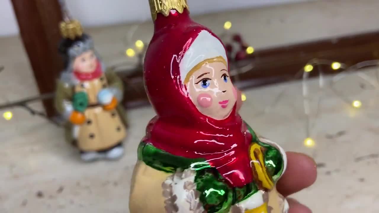 ウクライナのクリスマス飾り、田舎の子供たちの女の子と男の子