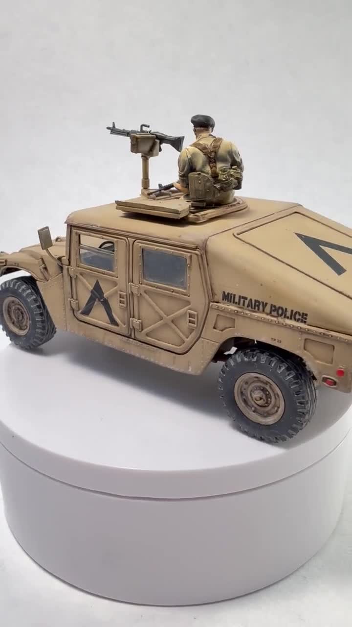 M1025 ハンヴィー 武装運搬車 憲兵仕様 - 1:35 モデル - ユニークな