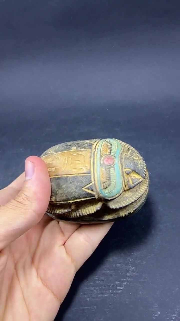 珍しいエジプトのスカラベのお守りの甲虫の重厚な石の彫刻。独特の色彩