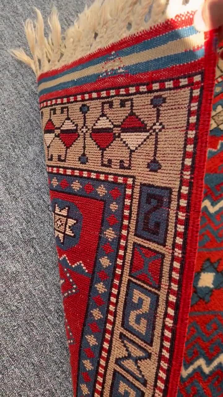 ヴィンテージトルコウールラグ：2 x 3フィートの赤と青の手編み