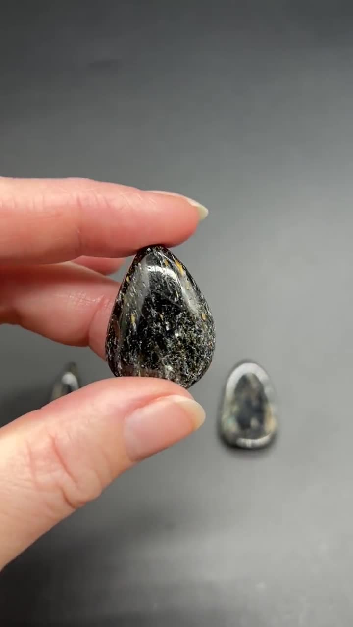 Pendentif en Nuumite du Groenland (réf nu11) | Cœur de Pierres Pendentif en Nuumite du Groenland (réf nu11) | Cœur de Pierres