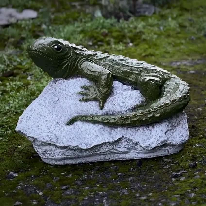 石のトカゲの像 屋外爬虫類彫刻 石の動物の飾り 岩の上のトカゲ 庭の