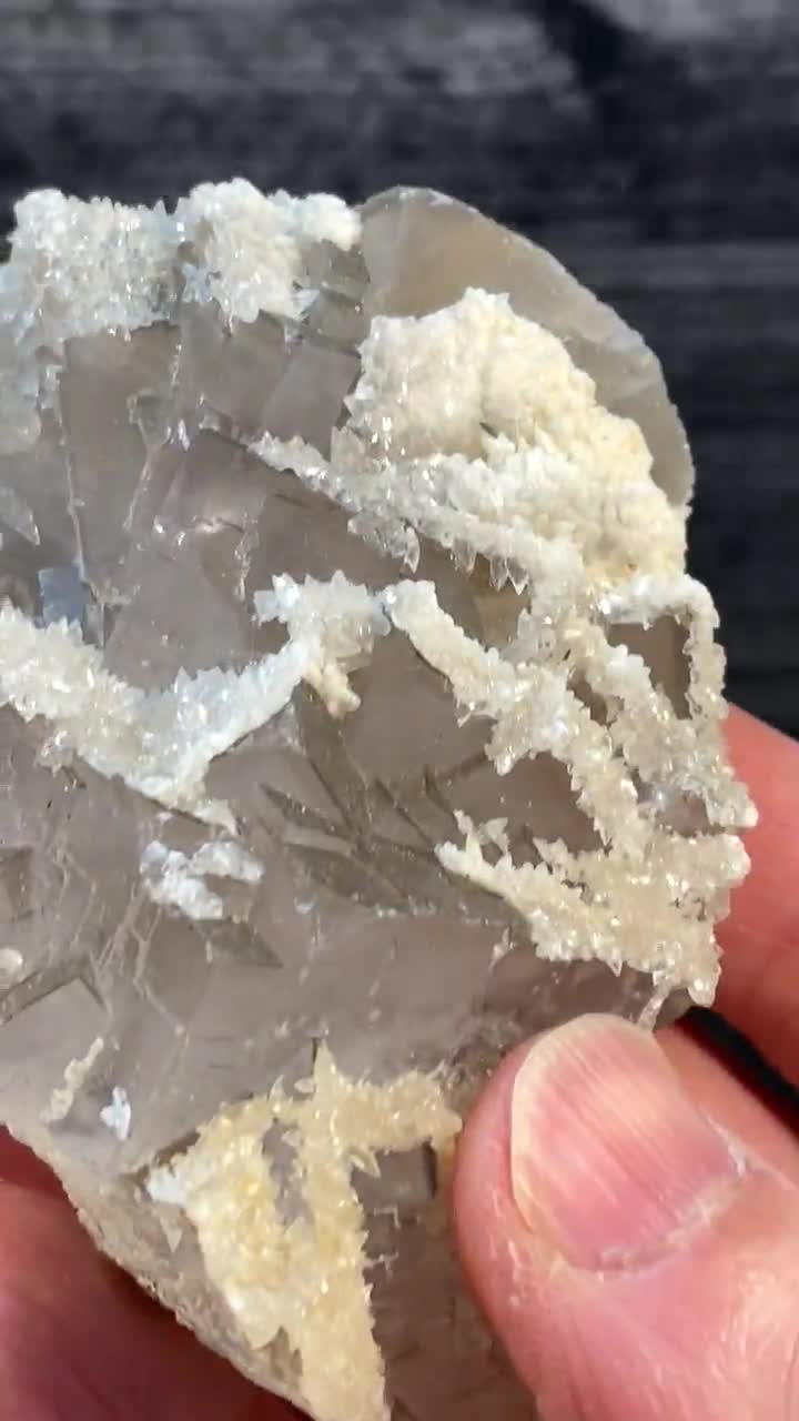 方解石のスピンクルが入った、非常に美しい白色無色透明の蛍石結晶鉱物