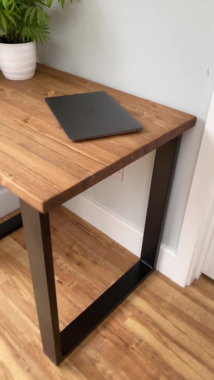 Escritorio para computadora en forma de L, tablero de mesa de madera de  pino de 2.0 in de grosor, escritorio de oficina en casa con patas de metal