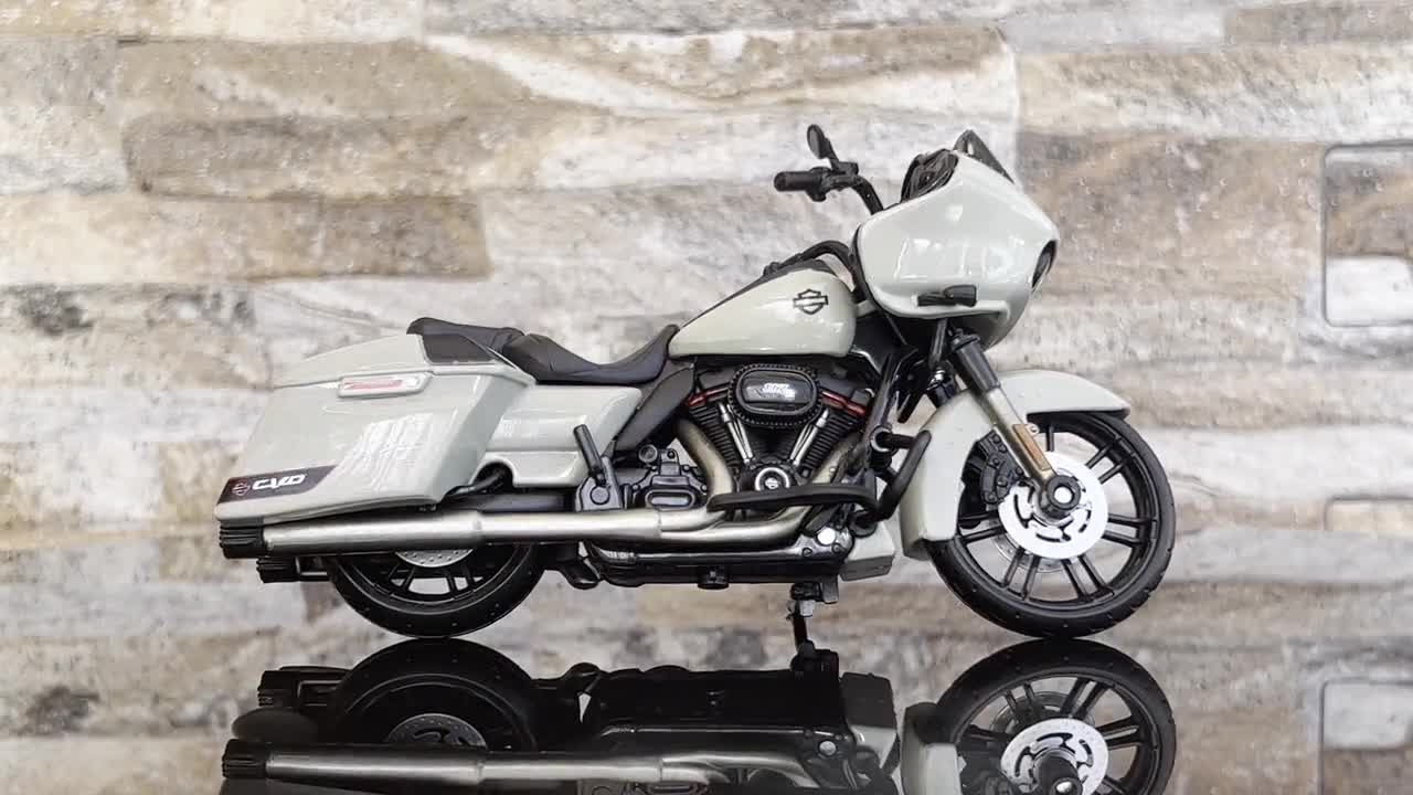 Harley Davidson 2018 CVO Street Glide, Scale 1/18 Model Motorcycle