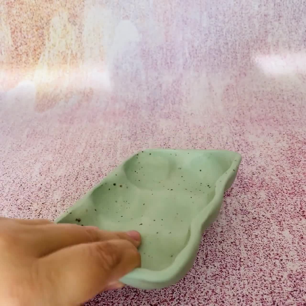 Vassoio portauova in ceramica verde, contiene 6 o 12 uova video poster