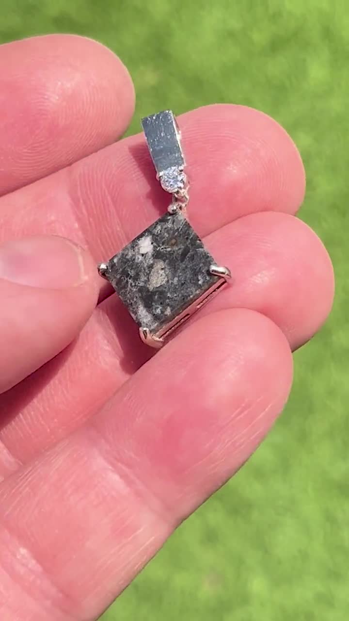 本物の月の隕石シルバーペンダント：ラボグロウンダイヤモンドを使用