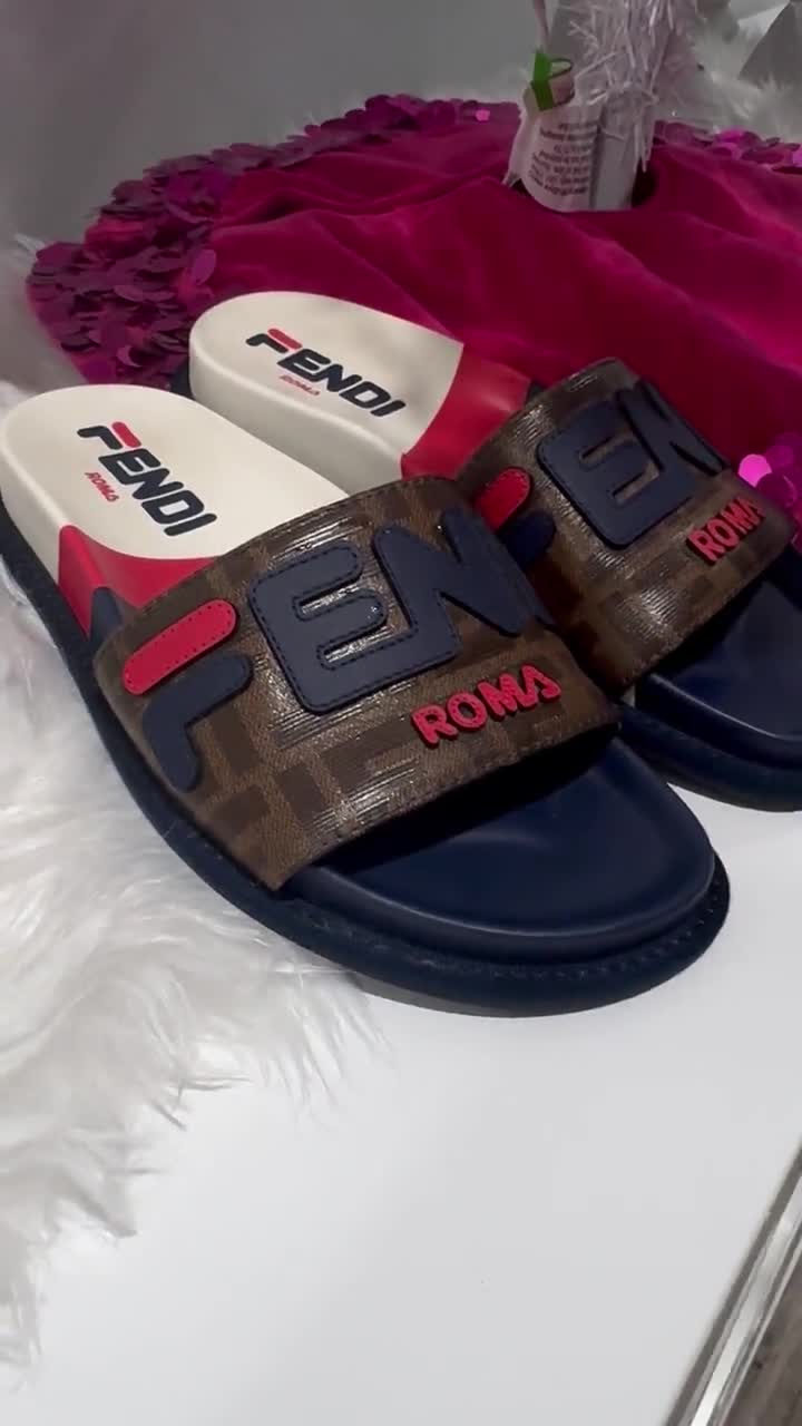 【関税＆送料込み】Fendi 'Fendi Roma' Slides Fendi Men's Fendi Roma Calfskin Slippers (すべての新品