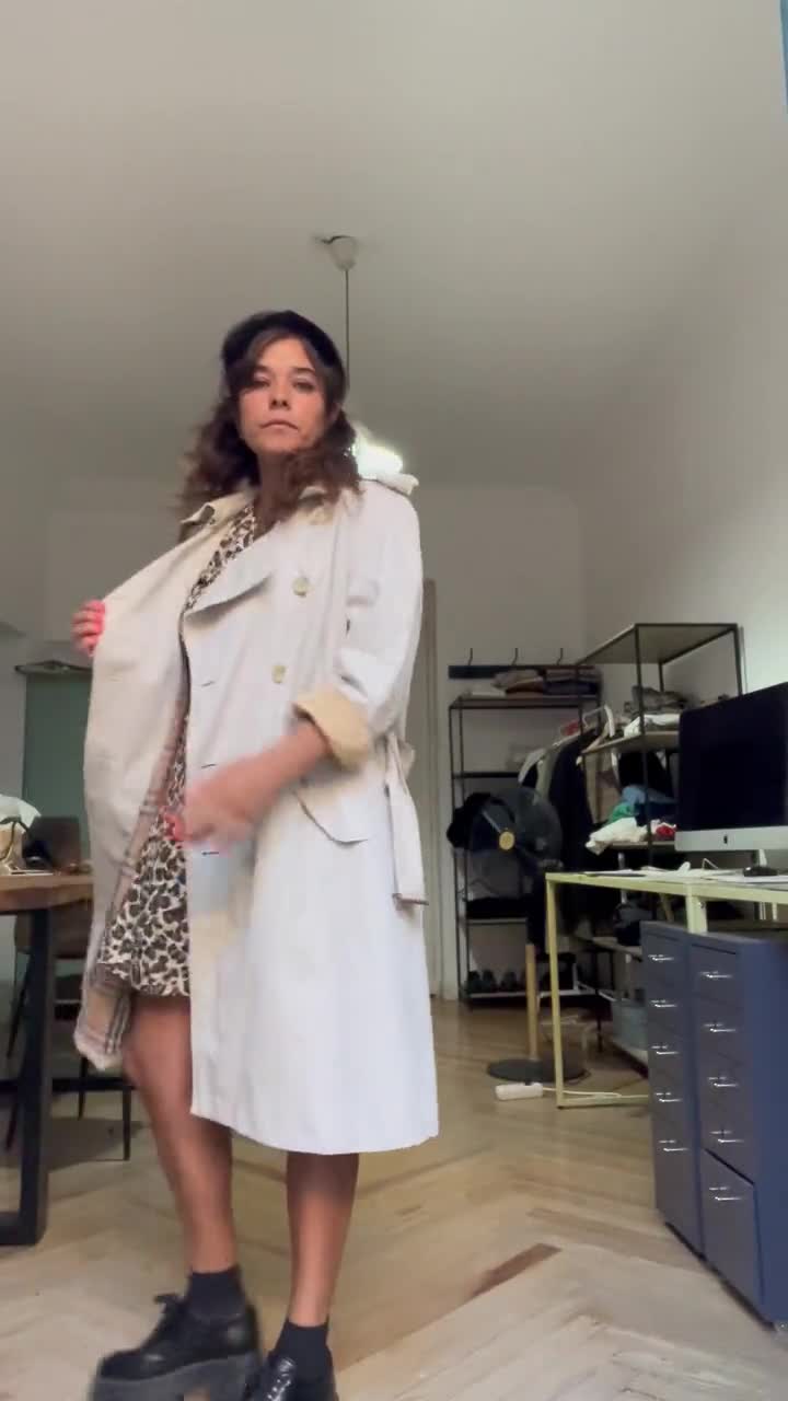Trench coat Burberry vintage oversized para hombre. Gabardina vintage beige, talla M. Burberry regalos para ella, Burberry regalos para él. video poster