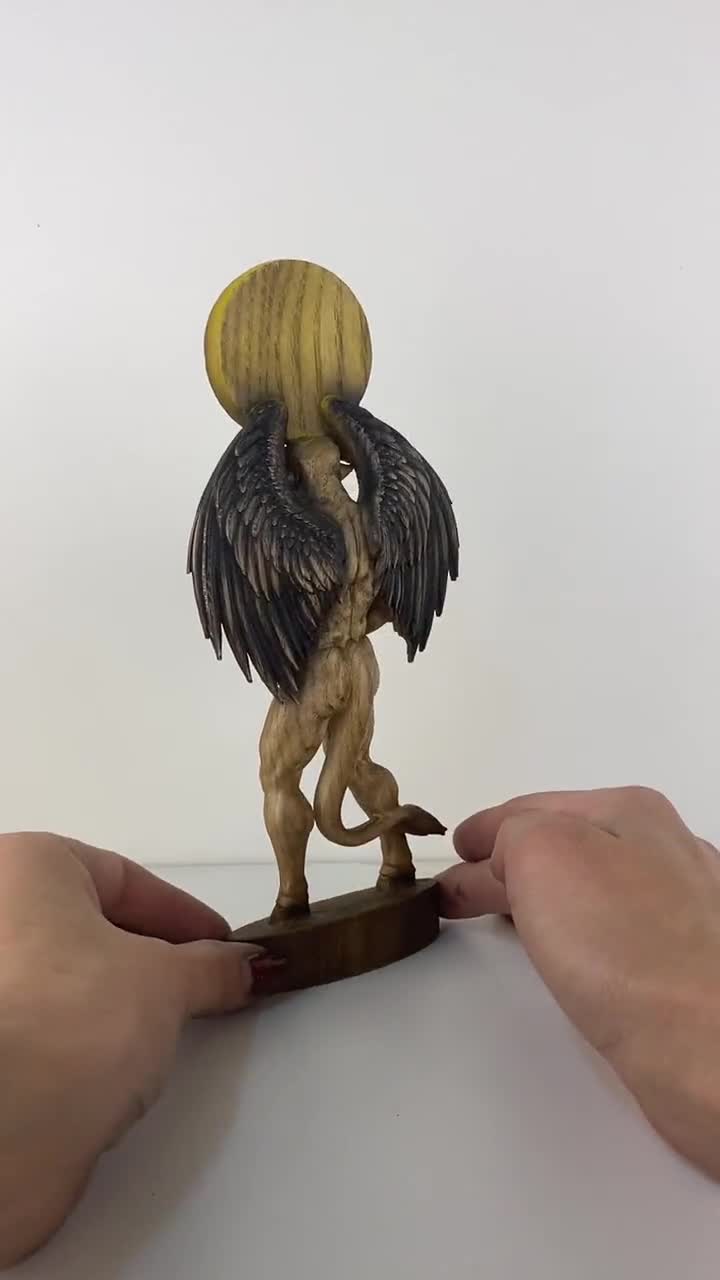 木製彫刻 角のある王冠の顔 下エジプトの王の王冠とネフェルティティの頭飾り（塗られた漆喰の木材