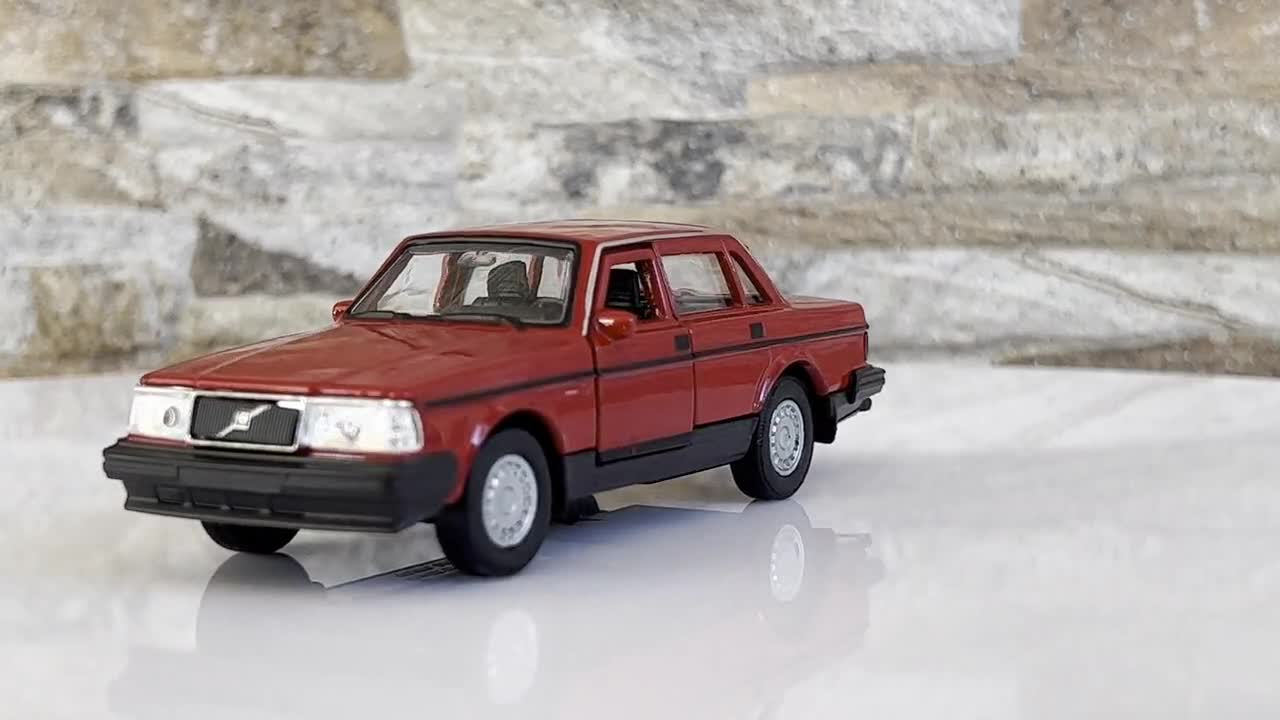 Volvo 343 GL 1976 – WhiteBox WB208 – Échelle 1/43 – Rouge – Résine Collection
