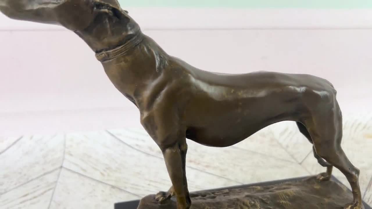 グレイハウンド彫刻：大理石の台座に置かれたブロンズ製の狩猟犬の置物