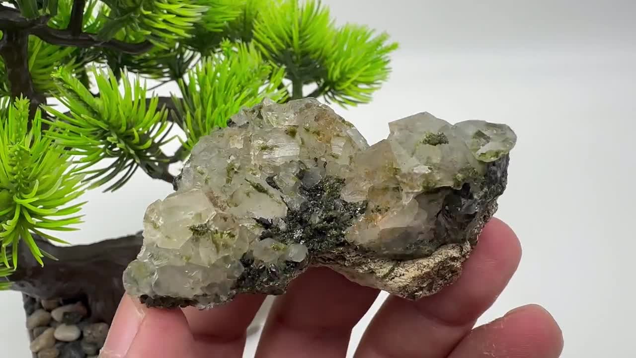 虹色の緑簾石と水晶、トルコ・ハッカリ産鉱物標本 - Etsy 日本