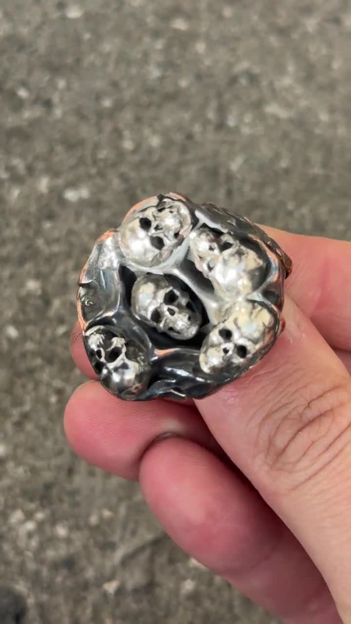 ハンドメイドシルバースカルリング、ハンマー加工の5つのスカルヘッド