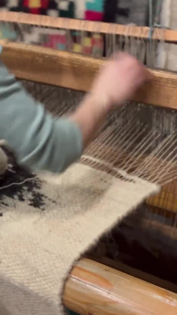 ウクライナ製 床に敷く白いカーペット ウールブランケット