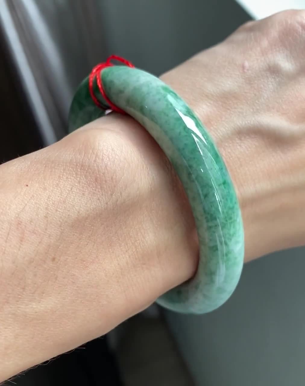翡翠バングル グリーンのグラデーション il_fullxfull.4803802229_sifp.jpg