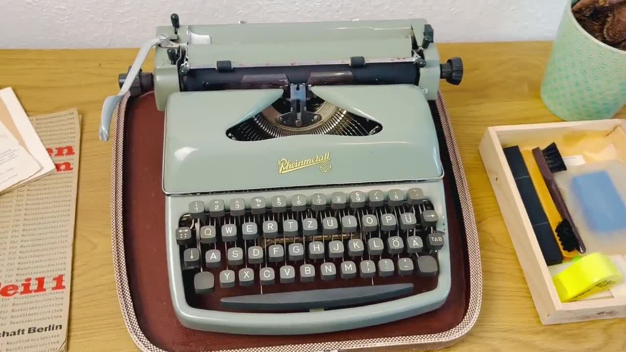 1960年代のヴィンテージラインメタルタイプライター：グレーのレトロ
